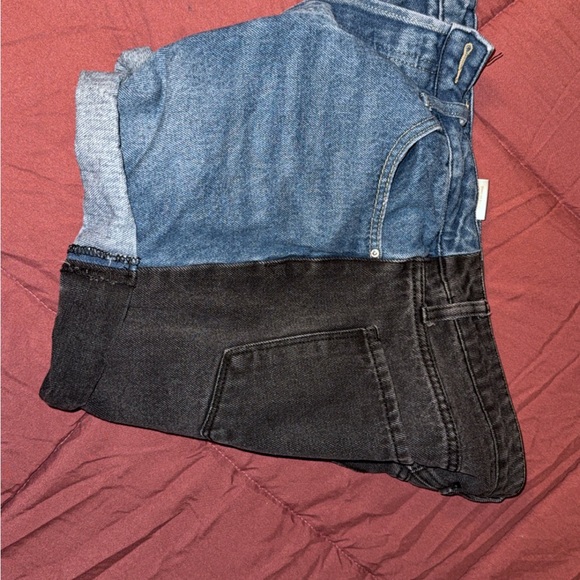 Stylish High-Waisted Denim Shorts - Picture 3 of 5